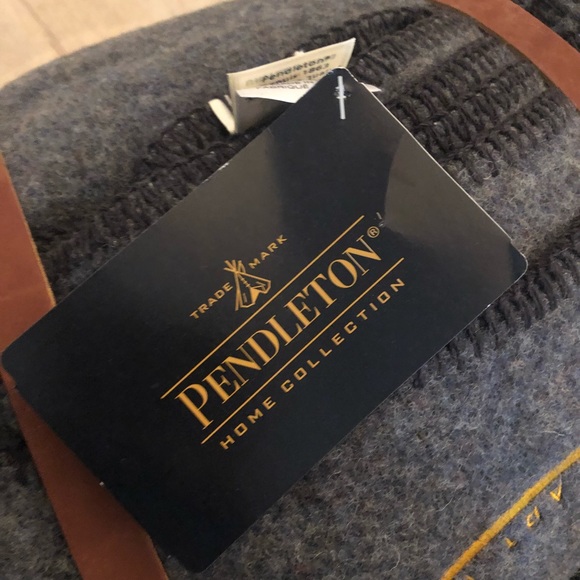 Pendleton blanket and leather carrier - Picture 4 of 5